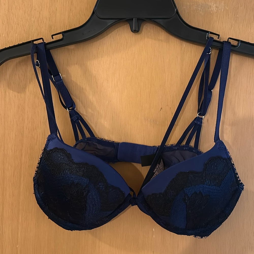 Victoria’s Secret Women’s Very Sexy Push Up Underwire Bra Navy Blue Size 32C